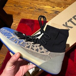 Brand New unworn YZY BSKTBAL KNIT sneakers! Slat Azure